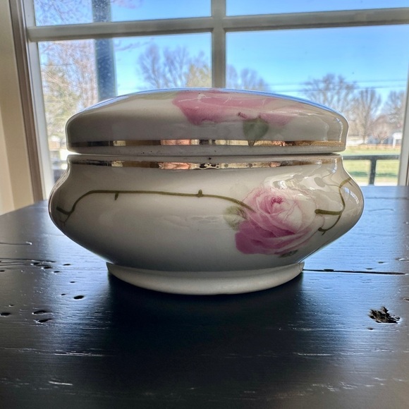 ANTIQUE, BAVARIAN HAIR RECEIVER. SMALL ROUND PORCELAIN DISH WITH OPEN LID. - Picture 2 of 7